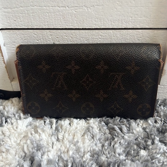 Louis Vuitton Women’s Brown Monogram Sarah Wallet w/ Snap Closure - Picture 2 of 13